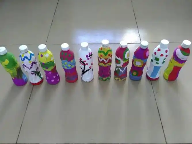 这瓶子绘画是不是很漂亮啊这可是我们的矿泉水瓶绘画哦,哈哈哈,我们在