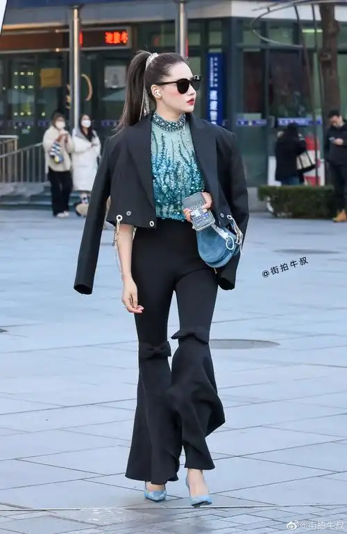 美女穿着高级的蝴蝶结喇叭裤套装出街_高清图集_新浪网