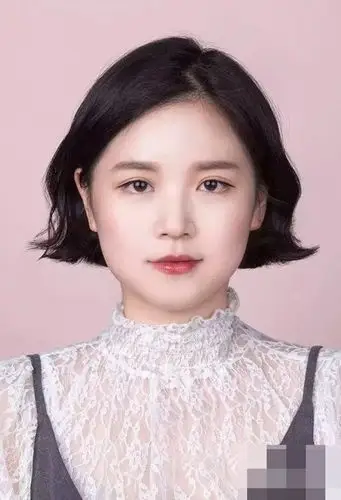 刚出炉的圆脸女生短头发造型设计 配上春天最为流行的头发颜色