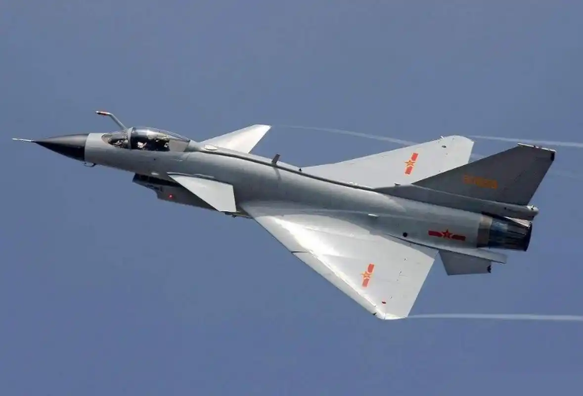 许多人都认为中国的歼-8战机已经退役了,但最近官方媒体的报道却让