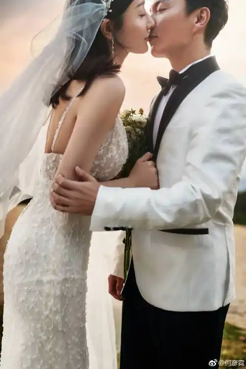 后经朋友介绍,何彦霓26岁就嫁给了谢苗,13年他们的女儿糖豆出生了,一