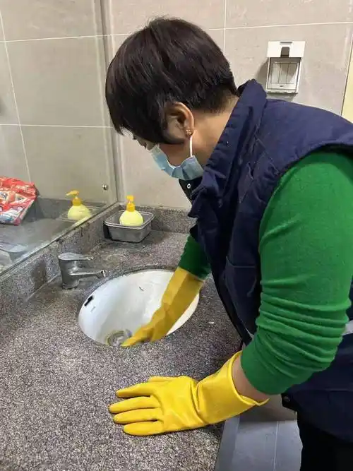 高三孩子们每天学习压力任务繁重,孩子们在做好宿舍卫生整洁的基础上