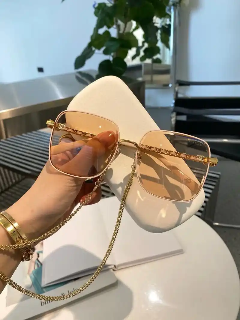 香奈儿链条太阳眼镜.