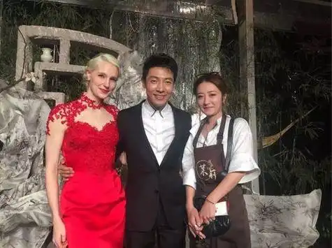 撒贝宁全家登山,老婆长腿抢镜,混血娃像妈