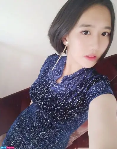 短发轻熟女自拍的生活照,胸围挺凸出的,昂首挺胸很有气质!