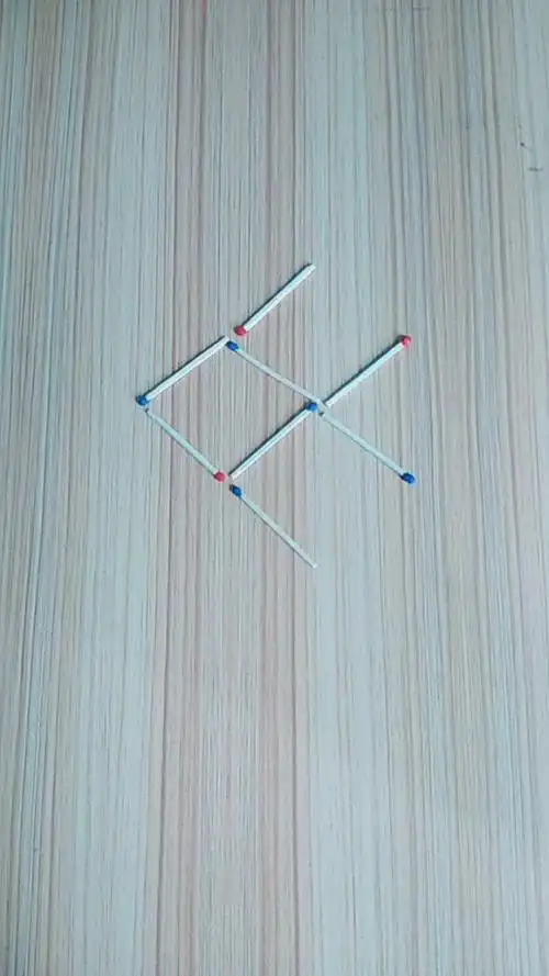 移动两根火柴,使小鱼的头变成朝上或者朝下,来试试吧