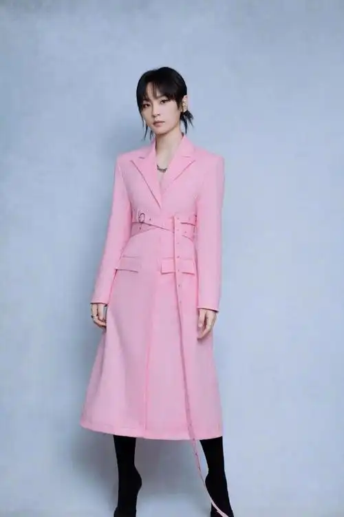 "假小子"周笔畅也能穿粉色,长裙造型太惊艳,但妆容有点一般|裙子|拼色