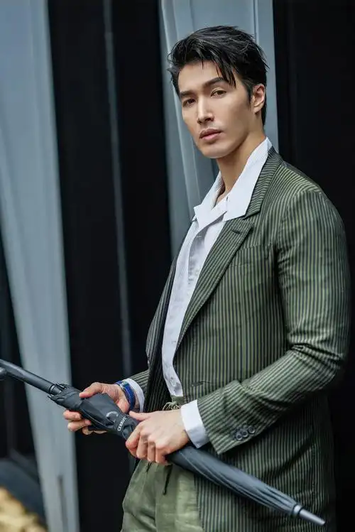 锦荣现身台湾《gq》suit walk活动现场 绅士儒雅漫步台北街头_gandy