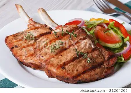 图库照片: grilled pork with fresh vegetables