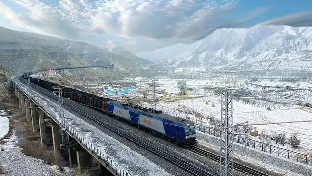 在火车卧铺睡觉时,为何头要朝着过道?这几点原因才是最主要的