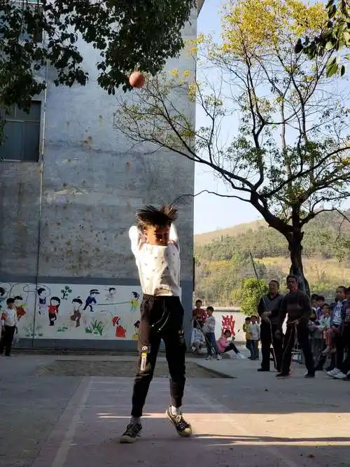五年级生在进行后抛实心球