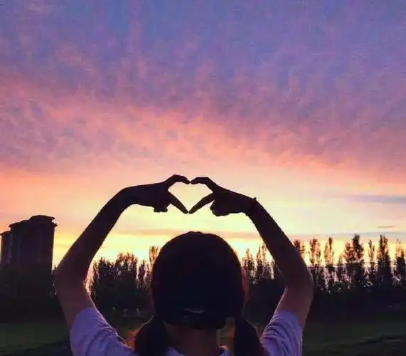 这是很有意境的感觉吧,上面是两个人的背影,而且他们还做出了比心的