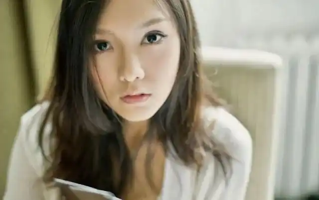 网友们扒出王颖是个外围模特,在美空网经常发性感照,而且还整容隆 ..