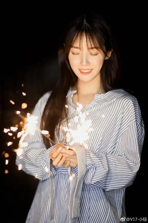 lpl美女主持人小钰晒美照网友这是要出道