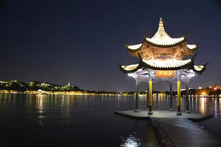 杭州西湖夜景.jpg