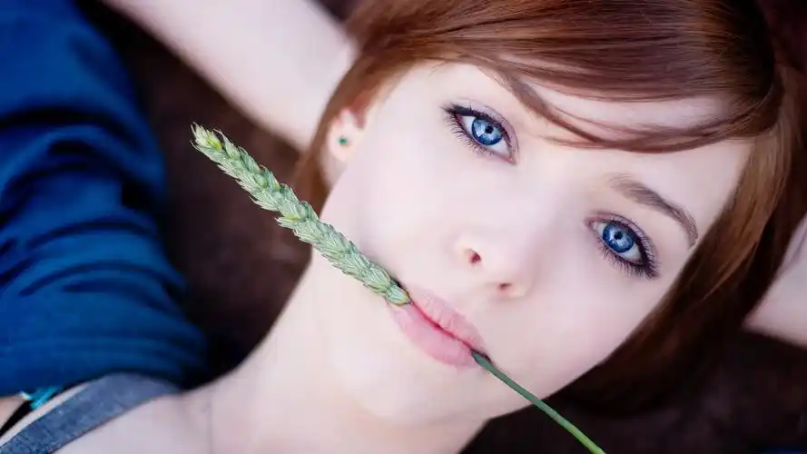 漂亮蓝色的眼睛女孩桌面壁纸