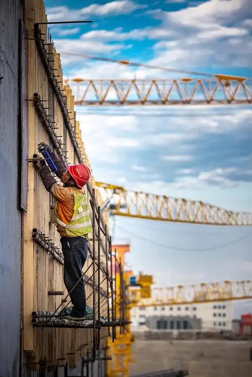 近日,位于广西桂平市的大藤峡水利枢纽工程建设现场,工人们加紧施工
