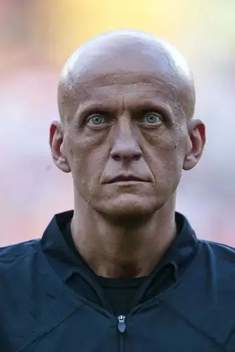 28岁那年,从军队退伍的科里纳已经是所在大区最优秀的裁判员,并很快