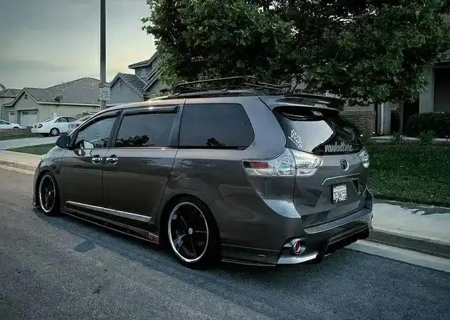 丰田塞纳改装案例:包围大轮毂低趴