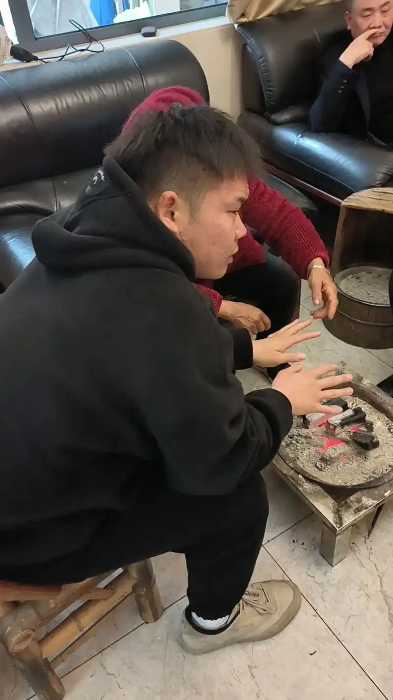 俩个建设银行双胞胎儿子偷拍的几张照片嘿嘿00 - 抖音