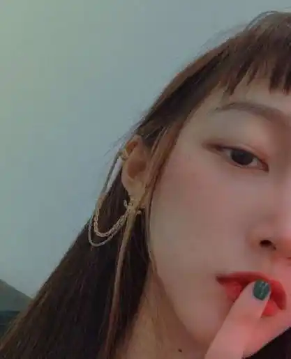 关晓彤晒自拍,戴3000块金耳环壕气十足,"迷之角度"引热议_什么_首饰