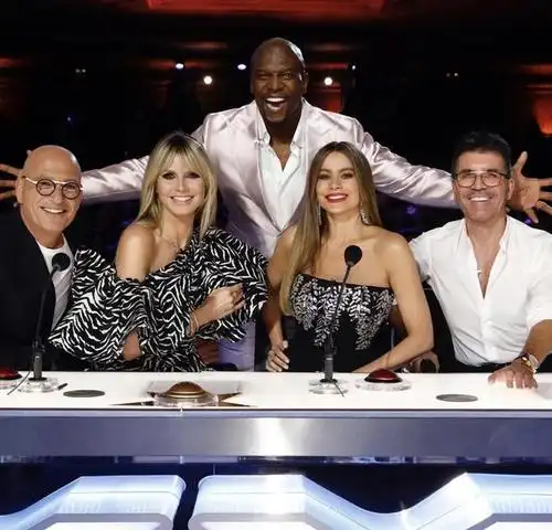 达人秀超模评委隔离自己和丈夫隔玻璃亲吻曾驾驭超难穿吸管装