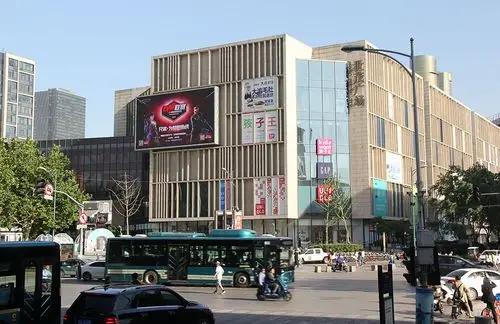 ("网红屏"济南泉城路世茂广场户外led屏广告)