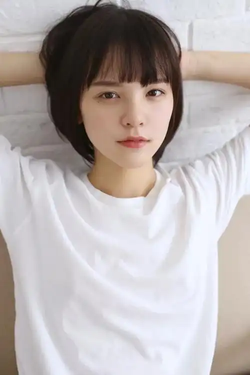 短发美女清爽干净居家写真图片