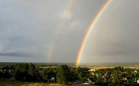 美丽的彩虹在风雨后照片