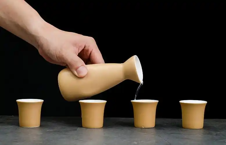 倒酒斟酒 日式清酒酒杯酒壶图片下载