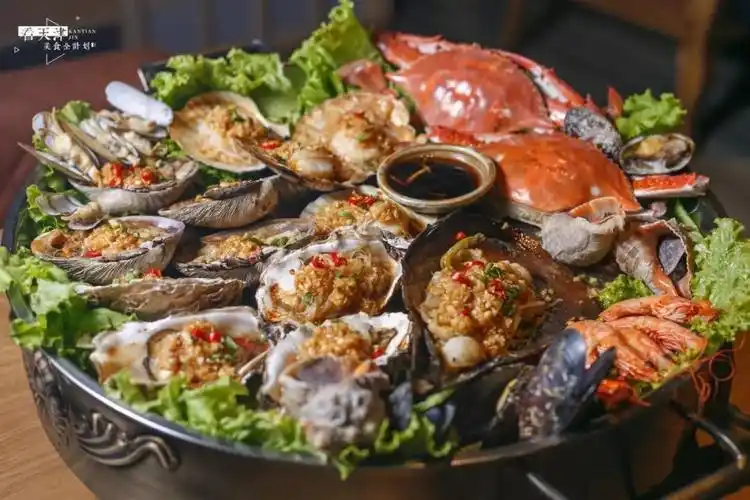 "吃海鲜的季节到了,这一道由八种海鲜组合在一起的拼盘吃起来也太爽了