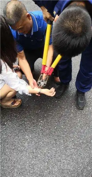 手铐太紧锁却坏了,女嫌犯手被勒紫公安求助消防员