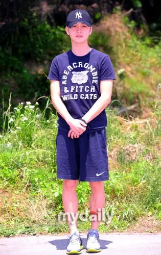 组图韩星金彗星入伍服役剃发羞涩腼腆微笑