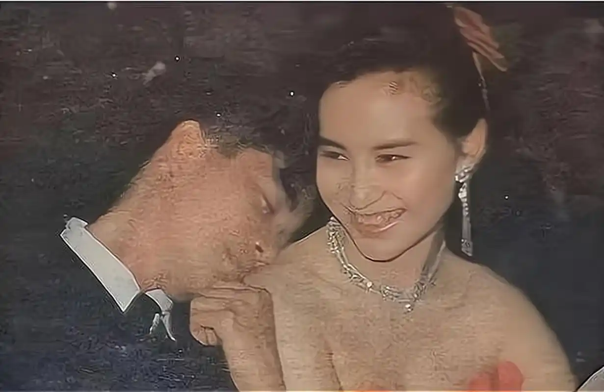 镜头下,陈百强靠在何超琼的肩膀上,两人依偎在一起感情深厚!