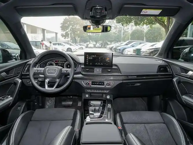 新款奥迪q5l上市,39.68万起共8款车型,内饰被网友吐槽称偷懒了