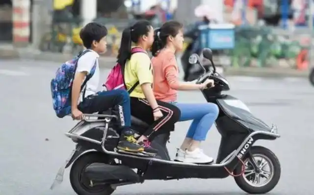 骑电动车载人被罚车主质疑那为啥还要设置后座终于回复了