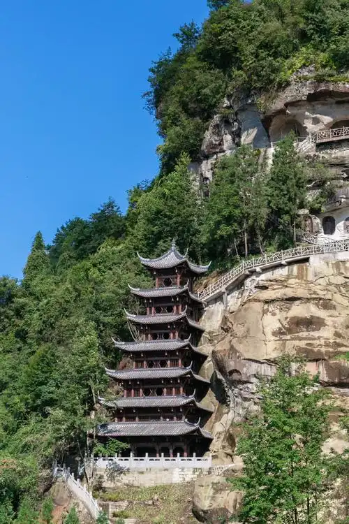 万寿山就诞生在这神奇的北纬30°上,这里有石柱八景中的"万里云海"和"