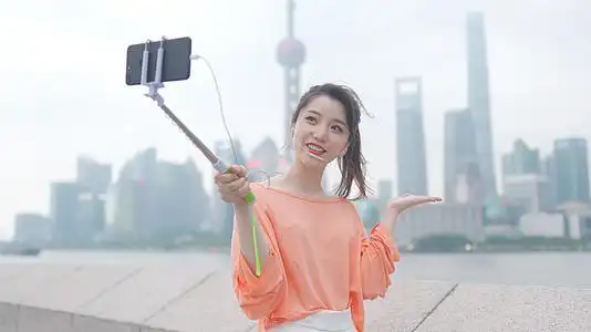 4k旅游户外主播旅游出行直播的预览图