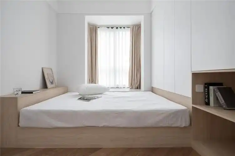 现代极简风四居榻榻米卧室装修效果图