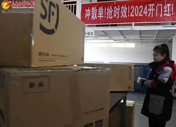 自动化分拣线上,包裹被自动分拣到属于自己流向的格口,人工分拣线上