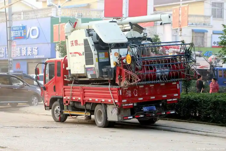 拉着收割机全国跑解放虎v陪伴老贺一家图片列表