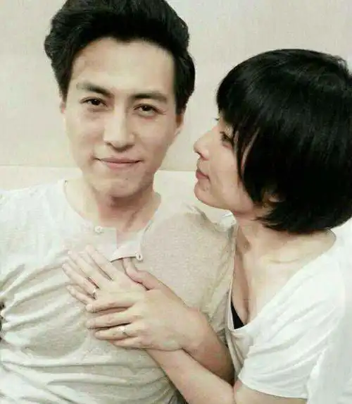 靳东老婆李佳个人简历(二婚嫁给初婚的靳东,高龄生子也幸福) 第17张