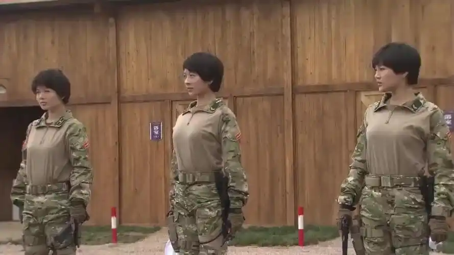 火凤凰女特种兵接到一个特殊任务她们来当教官筛选男特种兵