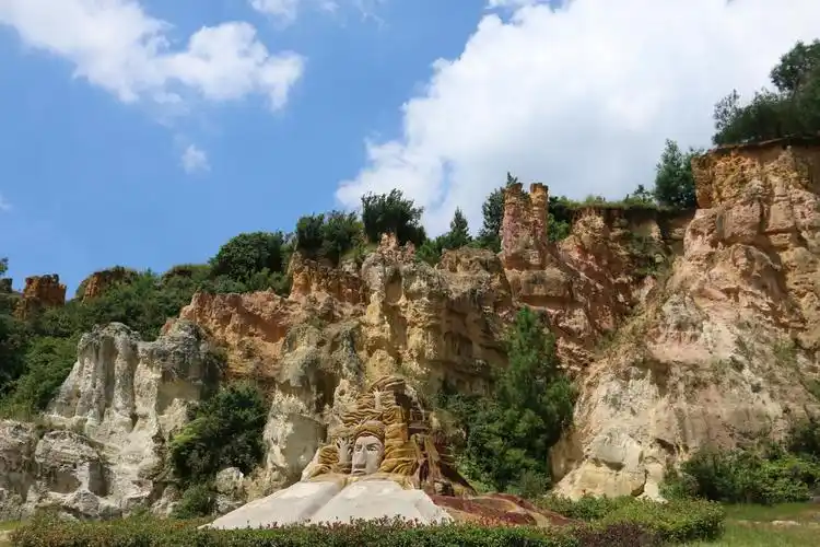 云南曲靖彩色沙林,构成五彩斑斓神话世界.