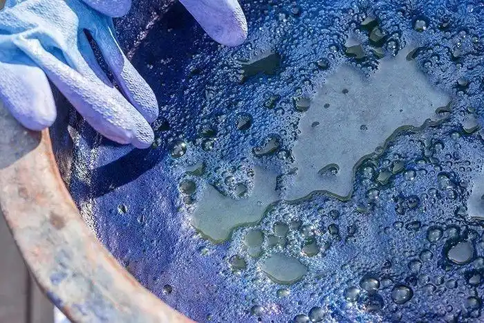 天然靛蓝染色制品色牢度好,色泽鲜艳,而且它那朴实典