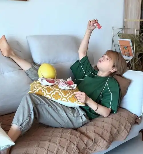 56岁港星刘玉翠晒近况四脚朝天躺沙发吃水果定居内地生活悠闲