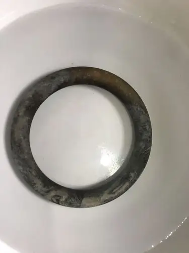 从爷爷的爷爷的墓里出土了一只玉镯,大家帮忙看下是什么玉?