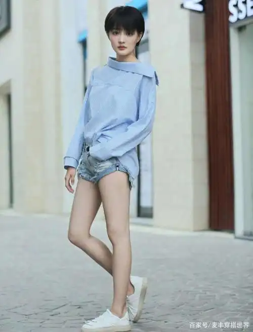 徐璐新写真曝光,穿u型背心配2千7的裙子,后背太有线条感了