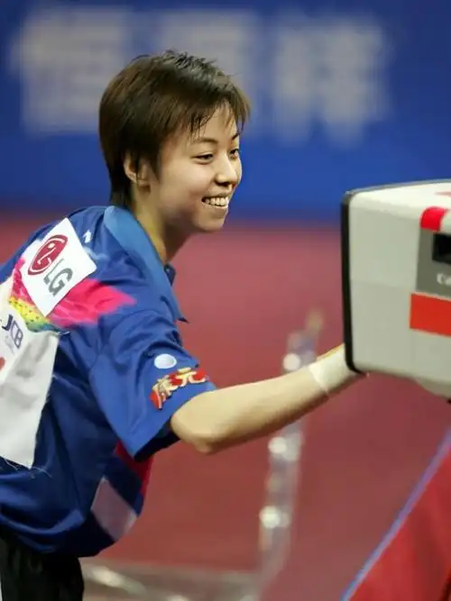 张怡宁罕见穿吊带装魅力十足,饱满身材很吸睛,嫁入豪门后太幸福