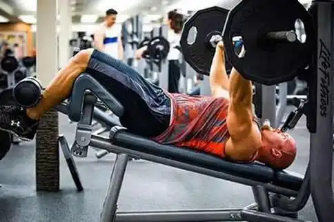 杠铃下斜卧推动作详解